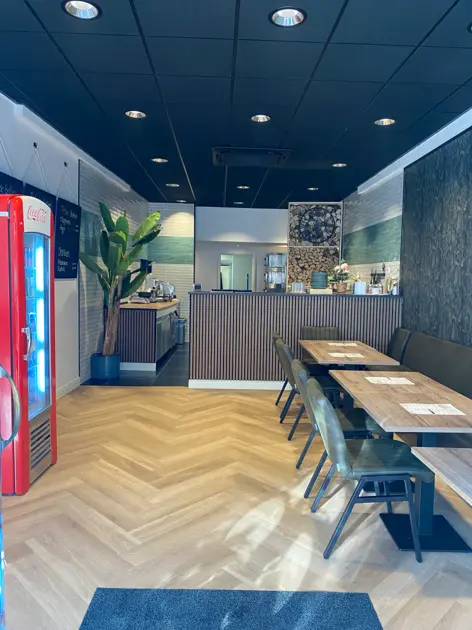 Interieur van lunchroom Bolleboos aan de Breestraat 110 in Leiden